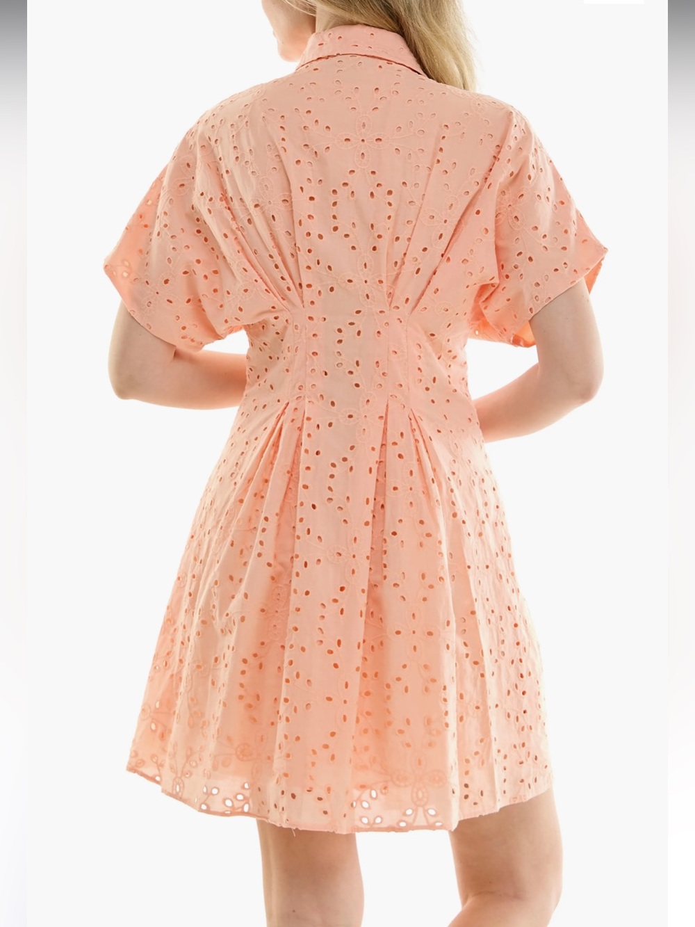 ✅✅✅ SOLD ✅✅✅
Nicole Miller Peach Eyelet Button-Front Mini Dress